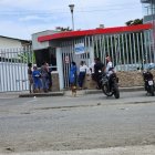 Familiares de Estalin Quiñonez esperan en los exteriores del centro forense de Esmeraldas para retirar el cuerpo, tras el violento hecho.