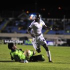 Janner Corozo, delantero del Barcelona SC, en acción durante el partido ante Libertad.