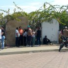 Familiares de las víctimas aguardaban por retirar sus cuerpos en el Centro Forense de Santa Elena.