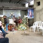 Los dos féretros permanecen juntos en la vivienda donde abuela y nieto compartían sus días.