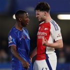 Moisés Caicedo (i) reclama por su expulsión en el cotejo entre Chelsea y Arsenal.