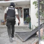 La víctima se estrelló contra la puerta de su casa para evitar el robo.