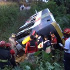 Bus de la cooperativa Aerotaxi volcado en el sector La Rioja, mientras personal de bomberos y equipos de rescate atienden a los heridos en el lugar.