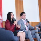 Verónica Gómez (i), junto al moderador del conversatorio Antonio Romero (c) y el abogado Diego Bastidas (d).