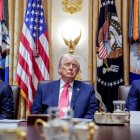 El presidente de EE.UU., Donald Trump (c), junto a su secretario de Estado, Marco Rubio (i), y el jefe del Pentágono, Pete Hegseth (d).