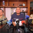 “El gobernador Juan Jaramillo, junto a altos mandos militares y policiales, durante la rueda de prensa de este miércoles en Esmeraldas.