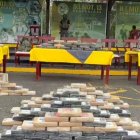 “Más de una tonelada de cocaína incautada en Muisne fue presentada como evidencia, bajo custodia de personal militar durante el operativo conjunto.