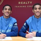 Holger y Edwin firmaron el acuerdo para su próxima llegada a Arsenal de la Premier Leaguae.