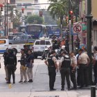 Policías acudieron al sitio para recabar datos, recoger indicios balísticos y retirar el cuerpo.