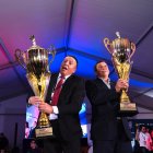 Miguel Jaramillo y Octavio Tamayo celebran su victoria en la final del Campeonato Mundial de 40, tras una intensa partida en el Centro Comercial Iñaquito.