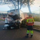 Un camión quedó destrozado tras el violento choque.