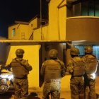 Policías y militares ejecutaron tres allanamientos y lograron la captura de cinco sospechosos relacionados con el grupo delictivo Los Lobos.