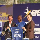 José Enrique Rivas, Enner Valencia y Julio César Alvarado de Lotería Nacional en la firma del goleador como embajador de la marca Bet593.