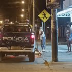 Vecinos limpian los rastros de sangre en la vereda donde ocurrió el ataque armado en San Rafael, mientras la Policía resguarda la zona.