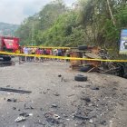 Escena del accidente en la vía E-20, sector Wínchele, donde dos vehículos colisionaron violentamente, dejando dos fallecidos y varios daños materiales.