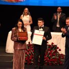 Homenaje póstumo: Los hijos de Paulina Tamayo, Paola y Willie Muñoz Tamayo, reciben el Gran Collar Rumiñahui en memoria de la cantante, durante la Sesión Solemne por los 491 años de Fundación de Quito.