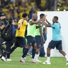 Jugadores de Ecuador celebraron la victoria ante Argentina en las eliminatorias.