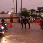 Paúl hizo la maniobra mientras se sostenía con la otra muleta.