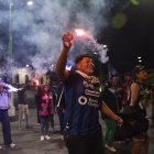 Los jugadores de Independiente del Valle celebran junto a sus hinchas tras consagrarse campeones de la LigaPro 2025.