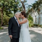 Con esta foto, Marcela Aguiñaga informó el fallecimiento de su padre Roosevelt Xavier Aguiñaga.