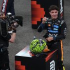 El piloto de McLaren, Lando Norris, celebra el título de la Fórmula Uno luego del Circuito en Abu Dhabi Grand Prix.