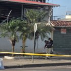 Según la policía, este artefacto explotó junto a un panfleto que quedó destruido.