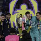 Guido Villar, junto a la copa y su compañero en la misma posición Eduardo Bores (d).