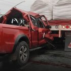 La camioneta quedó incrustada en la parte posterior del camión.