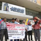 Un plantón fue realizado el 25 de noviembre en los exteriores del IESS en Guayaquil.