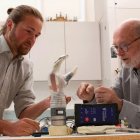 La nueva mano biónica busca reducir el esfuerzo mental del usuario al realizar movimientos delicados.