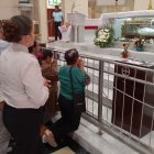 Ante del cuerpo de Santa Narcisa de Jesús, los creyentes emiten sus plegarias.