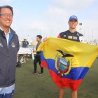 Tadas Koreiva muy feliz mostrando la bandera de Ecuador luego de su triunfo mundial