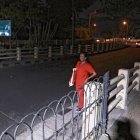 Los residentes cruzan los puentes con temor a ser asaltados.