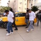 Los detenidos junto al taxi en el que secuestraban y asaltaban a otros ciudadanos.