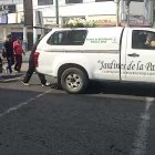 El féretro de Baldomero Bazán Bone, estilista esmeraldeño, fue trasladado en carroza de Jardines de la Paz, seguido por familiares y amigos en su último recorrido por la ciudad.