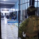 Militares ingresan a un pabellón del CPL Esmeraldas durante operativo de control tras la fuga de internos.