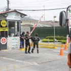 El exmilitar fue sacado de la vivienda y subido a la fuerza a una camioneta.