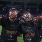 Gustavo Cortez (d) dio la vuelta olímpica y levantó la copa de LigaPro junto a sus compañeros. Este año regreso a Independiente para ser campeón