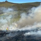 Brigadas de bomberos continúan trabajando para contener un incendio que sigue sin dar tregua.