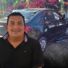 El auto en el que se movilizaban las víctimas terminó estrellado contra una pared. Carlos Ganchozo era el conductor del automotor.