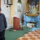 Puertas forzadas y vitrales destruidos evidencian el violento ingreso de los delincuentes a la iglesia en Santa Cruz.