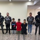 Estos son tres de los cuatro sospechosos aprehendidos.