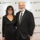 El reconocido director Rob Reiner junto a su esposa Michele Singer, quien también colaboró en varios de sus proyectos