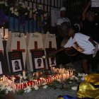 Familiares de las víctimas expresando su dolor, un año después de la desaparición de los menores.