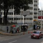 El chico fue llevado hasta la morgue tras confirmarse su muerte en el Hospital Eugenio Espejo.