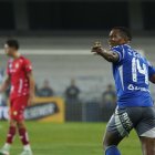 Romario Caicedo aportó en la goleada de Emelec sobre El Nacional.
