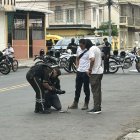 Agentes policiales acudieron al sitio para recabar indicios.