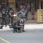 Agentes policiales recabaron indicios balísticos en el lugar.