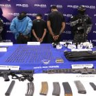 Los hombres tenían armas y drogas en su poder.