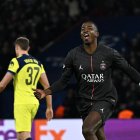 Willian Pacho (d) será titular en la defensa del PSG en la gran final de la Copa Intercontinental.